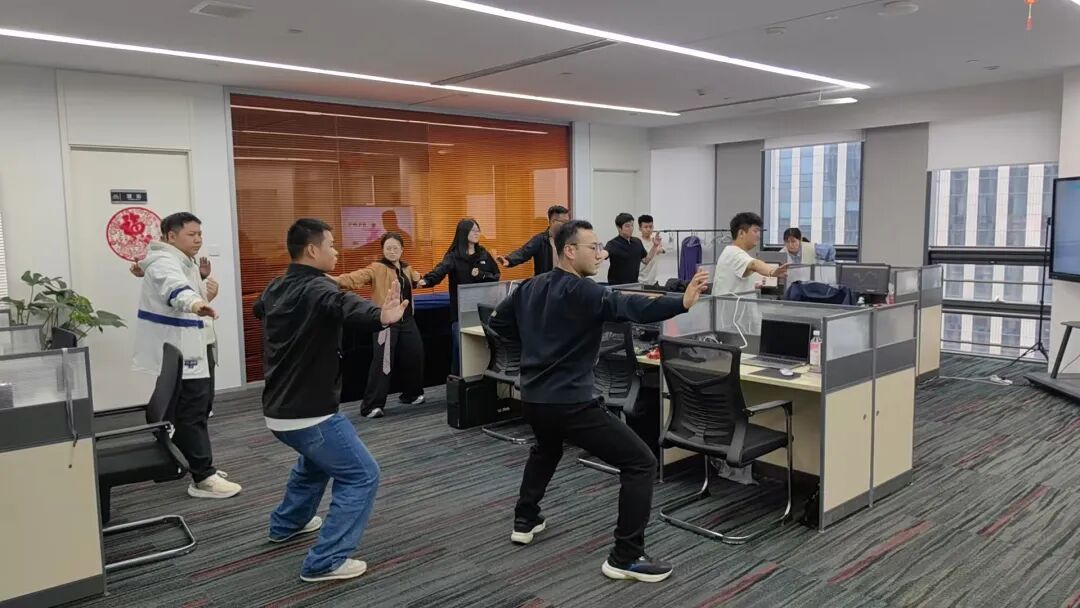 午间锻炼2.jpg 午间锻炼2.jpg